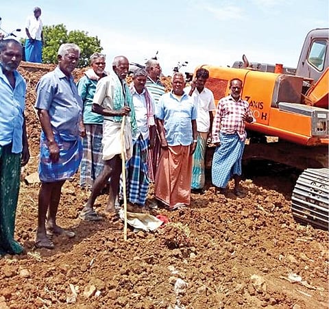 திருநெல்வேலி மாவட்டம் செழியநல்லூர் குளத்தை முறையாக தூர்வாரக் கோரி, அங்குநடைபெற்ற பணிகளை விவசாயிகள் தடுத்து நிறுத்தினர்.