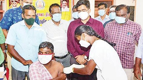 திருநெல்வேலியில் மாற்றுத்திறனாளிகளுக்கான கரோனா தடுப்பூசி முகாமை ஆட்சியர் வே. விஷ்ணு தொடங்கி வைத்தார்.