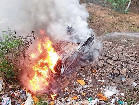 செம்பட்டி அருகே விபத்துக்குள்ளாகி தீப்பற்றி எரிந்த கார்.