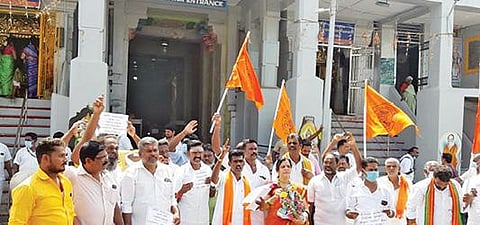 விநாயகர் சதுர்த்தி ஊர்வலத்துக்கு அனுமதி கோரி இந்து முன்னணியினர் பிரார்த்தனை போராட்டம்