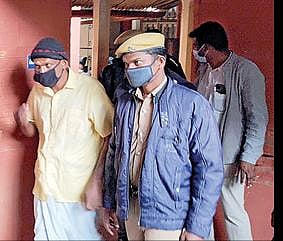 உதகை நீதிமன்றத்தில் விசாரணைக்கு ஆஜரான சயான். (அடுத்த படம்) மனோஜ். படங்கள்: ஆர்.டி.சிவசங்கர்