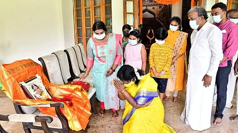 தனது தாயாரின் படத்தின் முன்பு தமிழிசை.