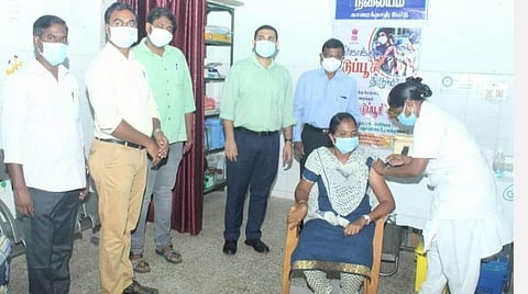 கரோனா தடுப்பூசி சிறப்பு முகாமைப் பார்வையிட்ட காரைக்கால் மாவட்ட ஆட்சியர் அர்ஜுன் சர்மா.