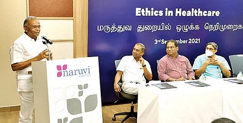 வேலூர் நறுவீ மருத்துவமனையில் நடைபெற்ற நிகழ்ச்சியில் பேசும் வேலம்மாள் கல்வி குழும தலைவர் எம்.வி.முத்துராமலிங்கம். அருகில், நறுவீ மருத்துவமனை தலைவர் ஜி.வி.சம்பத் உள்ளிட்டோர்.