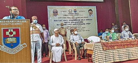 திருப்பத்தூரில் நடைபெற்ற ரேஷன் கடை ஊழியர்களுக்கான புத்தாக்க பயிற்சி வகுப்பில் பேசும் மாவட்ட ஆட்சியர் அமர் குஷ்வாஹா. படம்: ந.சரவணன்.