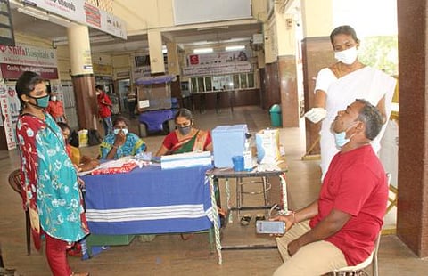 திருநெல்வேலி சந்திப்பு ரயில் நிலையத்தில் பயணிகளுக்கு கரோனா பரிசோதனை மேற்கொள்ளப்பட்டது.