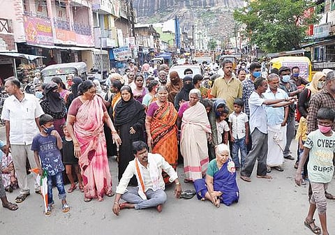 கிருஷ்ணகிரி பழையபேட்டை நல்லதம்பி செட்டி தெருவில் மழைநீருடன், சாக்கடை நீரும் கலந்து வீட்டிற்குள் புகுவதால் சிரமம் ஏற்படுவதாகக் கூறி அப்பகுதி மக்கள் காந்தி சாலையில் மறியல் போராட்டத்தில் ஈடுபட்டனர்.