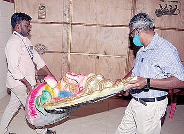 தாம்பரம் பகுதியில் இந்து அமைப்பு நிர்வாகி வீட்டிலிருந்த விநாயகர் சிலைகளை தாம்பரம் வருவாய் துறையினர் பறிமுதல் செய்தனர்.படங்கள்: எம்.முத்துகணேஷ்