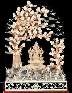 கைவினை கலைஞர் டி.கே.பரணி உருவாக்கிய  சந்தன மரத்திலான கற்பக விருட்ச விநாயகர் சிற்பம்.