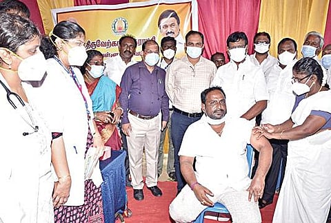 திருவேற்காடு நகராட்சி, கோலடி அரசு உயர்நிலைப் பள்ளியில் கரோனா தடுப்பூசி சிறப்பு முகாமை பால்வளத் துறை அமைச்சர் சா.மு.நாசர் தொடங்கி வைத்தார். மாவட்ட ஆட்சியர் ஆல்பி ஜான் வர்கீஸ் உள்ளிட்டோர் பங்கேற்றனர்.