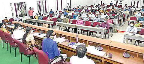 சேலம் மாவட்டத்தில் உள்ள அரசு, தனியார் கல்லூரி முதல்வர்களுடனான ஆலோசனைக் கூட்டத்தில் ஆட்சியர் கார்மேகம் பேசினார்.