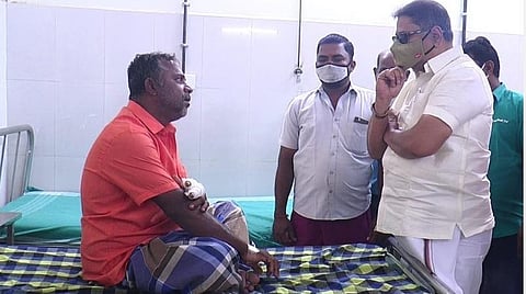 மீனவரிடம் பேசிய காரைக்கால் தெற்கு தொகுதி சட்டப்பேரவை உறுப்பினர் ஏ.எம்.எச்.நாஜிம்.