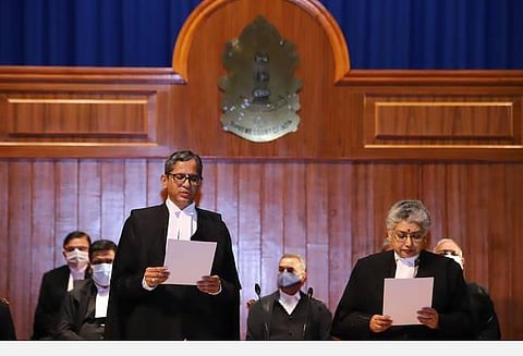 உச்ச நீதிமன்ற நீதிபதியாகப் பொறுப்பேற்ற நீதிபதி நாகரத்னா | படம் உதவி: ட்விட்டர்.