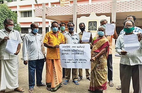 வேலூர் பாலாற்றில் இருந்து சதுப்பேரி ஏரி, பெரிய ஏரி, கடப்பேரி, தொரப்பாடி ஏரிகளுக்கு  தண்ணீர் திருப்பிவிட வேண்டும் என வேலூர் மாவட்ட ஆட்சியர் அலுவலகத்துக்கு நேற்று மனு அளிக்க வந்த பாலாறு பாதுகாப்பு சமூக விழிப்புணர்வு இயக்கத்தினர். படம்: வி.எம்.மணிநாதன்.