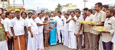 கலசப்பாக்கம் அடுத்த தென்மகாதேவமங்கலத்தில் நேற்று பொதுமக்களுக்கு இனிப்பு வழங்கிய எம்பி அண்ணாதுரை மற்றும் திமுகவினர்.