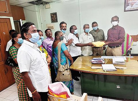 வேலூர் மாவட்ட முதன்மை கல்வி அலுவலர் முனுசாமியிடம் கோரிக்கை மனு அளித்த தமிழ்நாடு ஆரம்ப பள்ளி ஆசிரியர் கூட்டணி நிர்வாகிகள்.