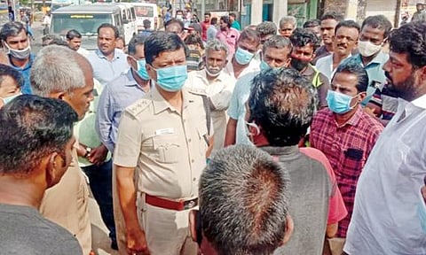 பாளையங்கோட்டையில் ஆக்கிரமிப்புகளை அகற்ற எதிர்ப்பு தெரிவித்து போராட்டத்தில் ஈடுபட்ட வியாபாரிகளுடன் போலீஸார் பேச்சுவார்த்தை நடத்தினர். படம்: மு.லெட்சுமி அருண்