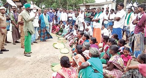 அரியலூர் மாவட்டம் குருவாடியில் அரசு நேரடி நெல் கொள்முதல் நிலையம் அமைக்கக்கோரி நேற்று போராட்டத்தில் ஈடுபட்ட விவசாயிகள்.
