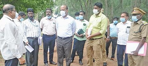 குறிஞ்சிப்பாடி வட்டம் வடக்குத்து பகுதியில் தேசிய நெடுஞ்சாலை அமைக்க நிலங்கள் கையகப்படுத்துவது குறித்து மாவட்ட ஆட்சியர் கி.பாலசுப்ரமணியம் பார்வையிட்டு ஆய்வு செய்தார்.