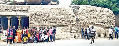 மாமல்லபுரத்தில், அர்ஜூனன் தபசு சிற்பம் முன்பு, சுற்றுலா வந்த குடும்பத்தினர் புகைப்படம் எடுத்து மகிழ்ந்தனர்.