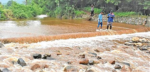 ஏற்காடு உள்ளிட்ட பகுதிகளில் நேற்று முன்தினம் பெய்த கனமழையால், சேலம் திருமணிமுத்தாற்றில் செந்நிறமாக பெருக்கெடுத்து ஓடிய நீர். அடுத்த படம்:  கனமழையால் சேலம் புது ஏரியை அடுத்த கற்பகம் தடுப்பணைக்கு நீர்வரத்து அதிகரித்துள்ளது.
