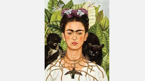 தன்னையே வரையும் பெண்