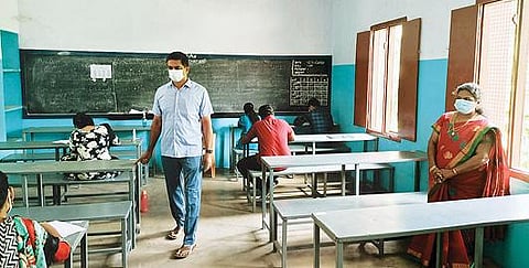 வேலூர் ஊரீசு மேல்நிலை பள்ளியில் நேற்று நடைபெற்ற யுபிஎஸ்சி தேர்வை ஆய்வு செய்த மாவட்ட ஆட்சியர் குமாரவேல் பாண்டியன்.