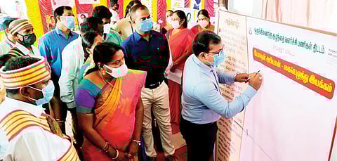 திருப்பத்தூரில் போஷன் அபியான் திட்டம் குறித்த விழிப்புணர்வு கையெழுத்து இயக்கத்தை நேற்று தொடங்கி வைத்த மாவட்ட ஆட்சியர் அமர் குஷ்வாஹா. அருகில், டிஆர்ஓ தங்கைய்யா பாண்டியன், திட்ட இயக்குநர் செல்வராசு உள்ளிட்டோர்.