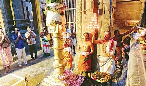 திரு நெல்வேலி நெல்லையப்பர் கோயிலில் ஆவணித் திருவிழா கொடியேற்றம் நேற்று நடைபெற்றது. கொடிமரத்துக்கு தீபாராதனை காட்டப்படுகிறது. படம்: மு.லெட்சுமி அருண்