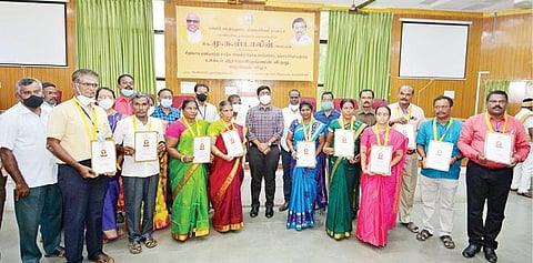 திருநெல்வேலியில் நடந்த விழாவில் ஆசிரியர்களுக்கு டாக்டர் ராதாகிருஷ்ணன் விருதை ஆட்சியர் விஷ்ணு வழங்கினார். (வலது) தென்காசியில் நடந்த விழாவில் ஆசிரியர்களுக்கு ஆட்சியர் கோபால சுந்தரராஜ் விருது வழங்கினார்.