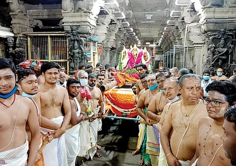 திருச்செந்தூர் செந்திலாண்டவர் கோயில் ஆவணித் திருவிழா 10-ம் நாளில் சுவாமி குமரவிடங்கப் பெருமான், வள்ளி தெய்வானையுடன் ரதத்தில் எழுந்தருளி உள்பிரகாரத்தில் வலம் வந்தார்.﻿﻿