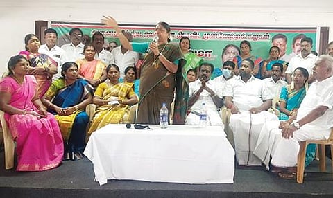 குற்றாலத்தில் நடைபெற்ற ஆலோசனைக் கூட்டத்தில் அதிமுக மகளிரணி செயலாளர் பா.வளர்மதி பேசினார்.