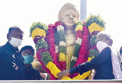 வ.உ.சிதம்பரனாரின் 150-வது பிறந்த நாளையொட்டி, திருச்சியில் உள்ள அவரது சிலைக்கு நேற்று மாலை அணிவித்து மரியாதை செலுத்திய திராவிடர் கழக தலைவர் கி.வீரமணி.படம்: ஜி.ஞானவேல்முருகன்