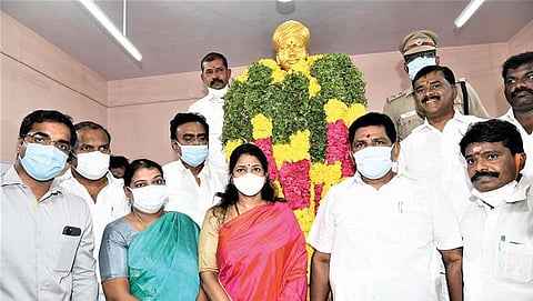 ஓட்டப்பிடாரத்தில் வ.உ.சி  நினைவு இல்லத்தில்  உள்ள வ.உ.சி. உருவச்சிலைக்கு கனிமொழி  எம்.பி., அமைச்சர்கள் கீதாஜீவன்,  அனிதா ராதாகிருஷ்ணன் ஆகியோர் மாலை அணிவித்து மரியாதை செலுத்தினர்.