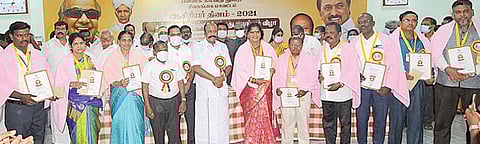 சிவகங்கையில் நடந்த நிகழ்ச்சியில் நல்லாசிரியர் விருதுபெற்ற ஆசிரியர்களுடன் அமைச்சர் கே.ஆர்.பெரியகருப்பன். அருகில் மாவட்ட ஆட்சியர் பி.மதுசூதன்ரெட்டி, முதன்மைக் கல்வி அலுவலர் மணிவண்ணன் உள்ளிட்டோர்.