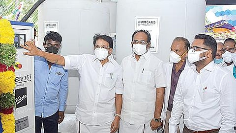 அருப்புக்கோட்டை அரசு மருத்துவமனையில் ஆக்சிஜன் உற்பத்தி மையத்தை திறந்துவைத்த அமைச்சர்கள் சாத்தூர் ராமச்சந்திரன், தங்கம் தென்னரசு. அருகில், ஆட்சியர் ஜெ.மேகநாதரெட்டி உள்ளிட்டோர்.