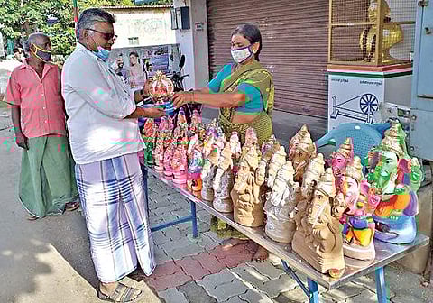 குமாரபாளையத்தில் விற்பனைக்கு வைக்கப்பட்டுள்ள விநாயகர் சிலைகளை மக்கள் ஆர்வமுடன் வாங்கிச் செல்கின்றனர்.