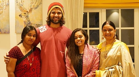 இந்தியன் ஐடல் போட்டியாளருக்குப் பாடும் வாய்ப்பு: வாக்குறுதியை நிறைவேற்றிய விஜய் தேவரகொண்டா