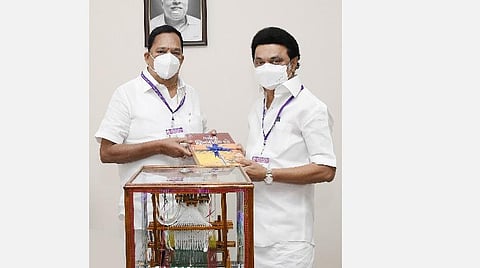 மானியக் கோரிக்கை விவாதத்துக்கு முன்னதாக, முதல்வர் ஸ்டாலினைச் சந்தித்து வாழ்த்து பெற்ற அமைச்சர் ஆர்.காந்தி.