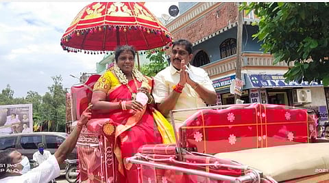 புதுச்சேரி உள்துறை அமைச்சர் நமச்சிவாயம் பிறந்த நாள் வருவதையொட்டி அவரையும், அவரது மனைவியையும் சாரட் வண்டியில் அழைத்துச் சென்ற ஆதரவாளர்கள்.