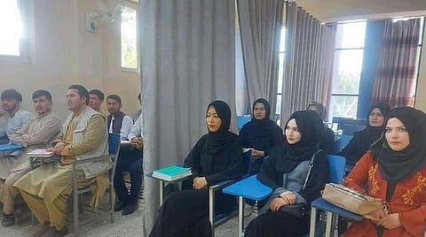 வகுப்பின் நடுவே திரை; மாணவிகளுக்கு ஹிஜாப் கட்டாயம்: ஆப்கன் பல்கலைக்கழகங்கள் புதிய நிபந்தனைகளுடன் திறப்பு