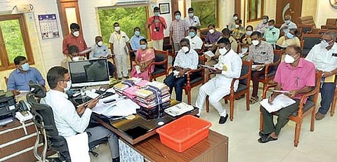 ‘நீட்’ தேர்வு நடத்துவது தொடர்பான ஆலோசனை கூட்டத்தில் பேசும் வேலூர் மாவட்ட ஆட்சியர் குமாரவேல் பாண்டியன். அருகில், மாவட்ட காவல் கண்காணிப்பாளர் செல்வகுமார், மாவட்ட வருவாய் அலுவலர் ராமமூர்த்தி உள்ளிட்டோர். படம்:வி.எம்.மணிநாதன்.