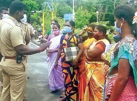 திருவண்ணாமலை மாவட்ட ஆட்சியர் அலுவலகம் முன்பு நேற்று தர்ணாவில் ஈடுபட்ட பெண்களிடம் பேச்சுவார்த்தை நடத்திய காவல்துறையினர்.