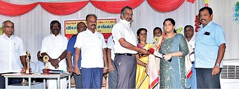 வள்ளியூர் வியாபாரிகள் சங்க ஆண்டுவிழாவில்  தேர்வில் அதிக மதிப்பெண் பெற்ற மாணவிக்கு  சங்கச் செயலாளர் எஸ்.ராஜ்குமார் பரிசு வழங்கினார்.