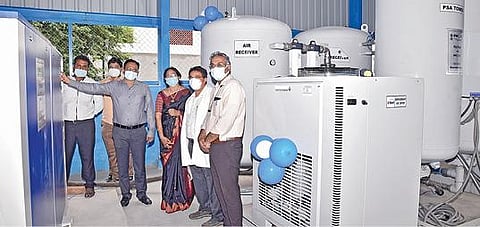 திருவள்ளூர் அரசு மருத்துவக் கல்லூரி மருத்துவமனையில் புதிதாக அமைக்கப்பட்டுள்ள ஆக்சிஜன் உற்பத்தி மையத்தை நேற்று மாவட்ட ஆட்சியர் ஆல்பி ஜான் வர்கீஸ் திறந்து வைத்தார்.  உடன் திருவள்ளூர் அரசு மருத்துவக் கல்லூரி முதல்வர் அரசி ஸ்ரீவத்சன், மருத்துவம் மற்றும் ஊரக நலப்பணிகளுக்கான இணை இயக்குநர் சாந்தி செல்வநாயகம் உள்ளிட்டோர்.