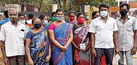 ஸ்டெர்லைட் ஆலையை மீண்டும் திறக்க வேண்டும் என வலியுறுத்தி, தூத்துக்குடி ஆட்சியர் அலுவலகத்துக்கு மனு அளிக்க வந்த கிராம மக்கள். படம்: என்.ராஜேஷ்