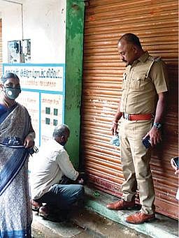 போளூர் அடுத்த சாணரப்பாளையம் கிராமத்தில்  விநாயகர் சிலைகள் வைத்துள்ள கிடங்குக்கு நேற்று ‘சீல்' வைக்கப்பட்டது.