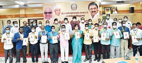 திருவண்ணாமலை மாவட்டத்தில் 13 ஆசிரியர்களுக்கு  நல்லாசிரியர் விருது மற்றும் பரிசுத் தொகையை வழங்கிய ஆட்சியர் பா.முருகேஷ். அருகில், மாவட்ட காவல் கண்காணிப்பாளர் பவன்குமார் உள்ளிட்டோர்.