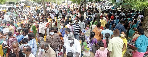 வேலூர் மாவட்ட ஆட்சியர் அலுவலகத்தில் நேற்று மாற்றுத்திறனாளிகளுக்கான தேசிய அடையாள அட்டை வழங்கும் சிறப்பு முகாம் நடைபெற்றது. இதில், சுமார் ஆயிரத்துக்கும் மேற்பட்ட மாற்றுத்திறனாளிகள் விண்ணப்பங்களுடன் குவிந்தனர். இதனால், கரோனா விதிமுறைகள் காற்றில் பறந்தன. படம்: வி.எம்.மணிநாதன்.