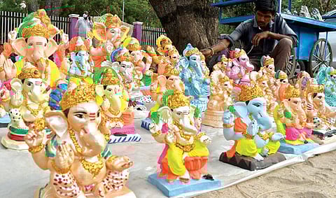 விநாயகர் சதுர்த்தி விழா வரும் 10-ம் தேதி கொண்டாடப்படவுள்ள நிலையில், வீடுகளில் மட்டும் விநாயகர் சிலை வைத்து வழிபட அனுமதிக்கப்பட்டுள்ளது.  இதனால், தூத்துக்குடி ராஜாஜி பூங்கா அருகே வீடுகளில் வைத்து வழிபடும் அளவிலான சிறிய விநாயகர் சிலைகள்   விற்பனைக்கு வைக்கப்பட்டிருந்தன.  					படம்: என்.ராஜேஷ்